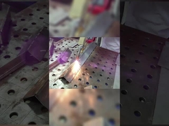 La macchina tenuta in mano della saldatura a laser è utilizzata per saldare il piatto di acciaio inossidabile di 3.0mm.